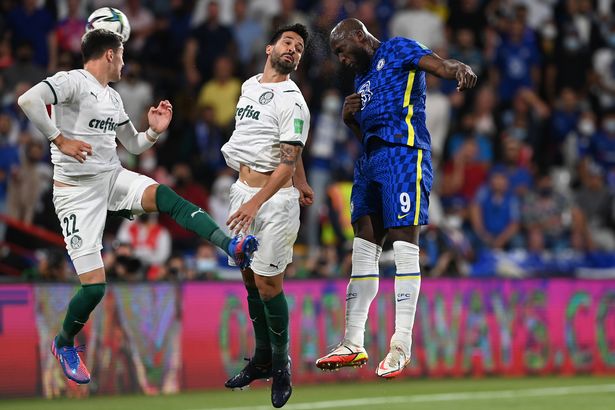 ABU DHABI, EMIRATOS ÁRABES UNIDOS - 12 DE FEBRERO: Romelu Lukaku de Chelsea anota el primer gol de su equipo durante el partido final de la Copa Mundial de Clubes de la FIFA EAU 2021 entre Chelsea y Palmeiras en el Estadio Mohammed Bin Zayed el 12 de febrero de 2022 en Abu Dhabi, Emiratos Árabes Unidos . (Foto de Darren Walsh/Chelsea FC a través de Getty Images)