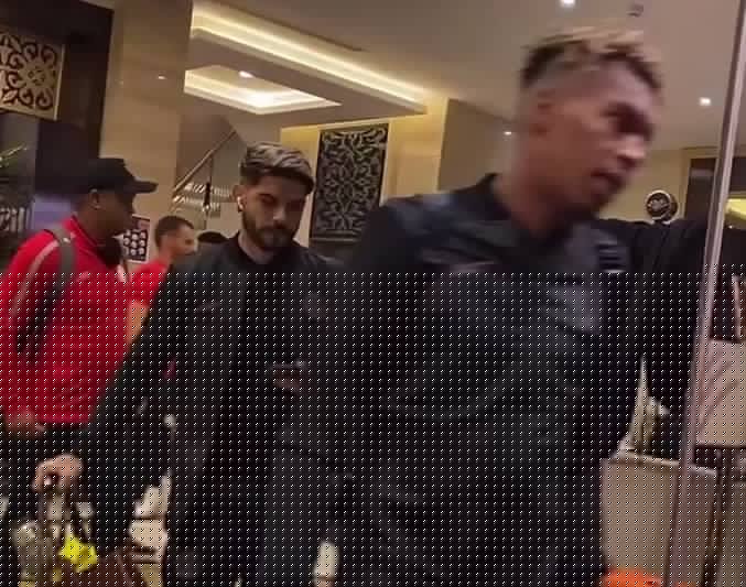 Ever Banega filmado viendo el derbi de Sevilla en Arabia Saudí