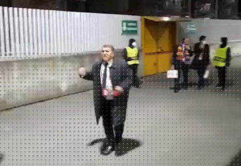 Ver: Joan Laporta celebra con alegría la victoria del Barcelona en la Europa League en Napoli