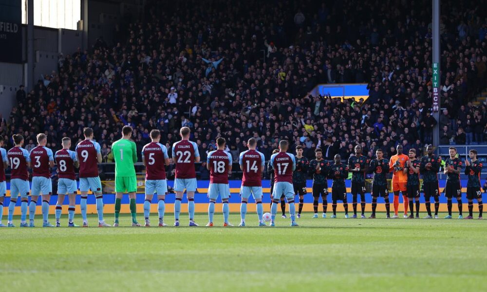 Los fanáticos del Chelsea comienzan el canto de Roman Abramovich durante el tributo de Ucrania en Burnley