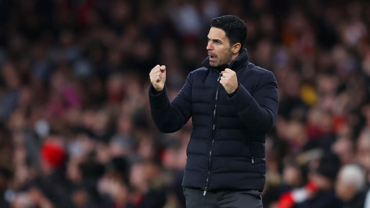 Mikel Arteta saluda a Martin Odegaard y Thomas Partey después de la victoria del Arsenal sobre Leicester