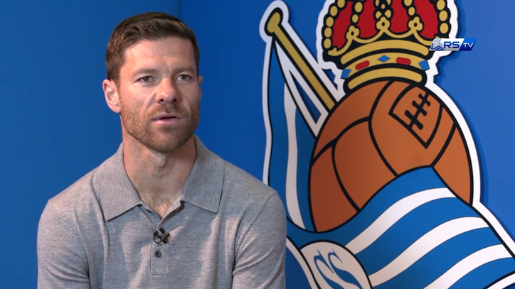 Xabi Alonso moldeando una generación de centrocampistas en San Sebastián