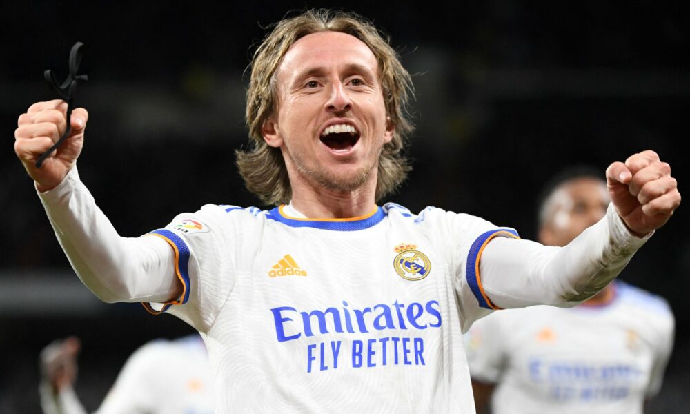 Luka Modric inspiró al Real Madrid a abrir brecha de ocho puntos en el título con la victoria de la Real Sociedad