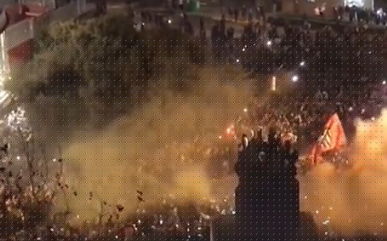 La afición del Valencia da una increíble bienvenida a los jugadores antes del choque de Copa