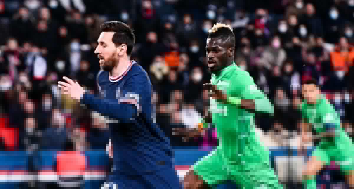 Mira: Lionel Messi de Paris Saint-Germain le pide a Falaye Sacko de Saint-Etienne que intercambie camisetas