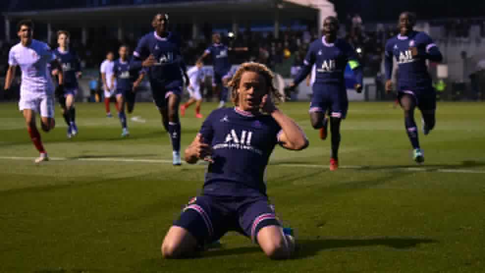 Ver: Xavi Simons provoca una pelea durante el choque de la UEFA Youth League entre el Paris Saint-Germain y el Sevilla