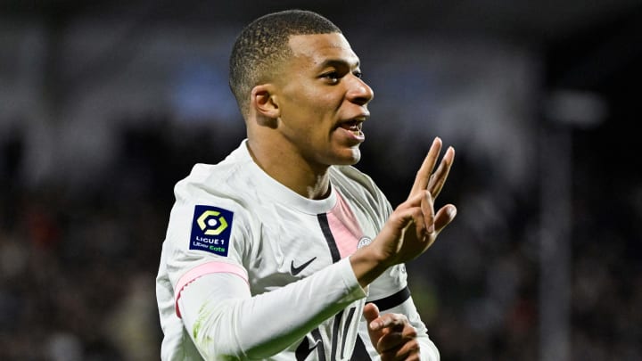 Calificaciones de jugadores como Mbappé y Neymar, ambos anotan hat-tricks