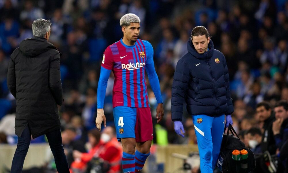 Ronald Araujo, fuera de la convocatoria del Barcelona por precaución