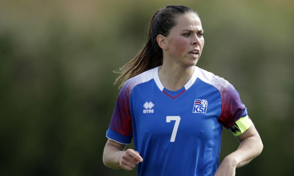 Sara Bjork Gunnarsdottir afirma que el estadio Euro 2022 con capacidad para 4.700 personas es “vergonzoso”