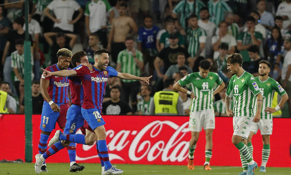 La volea de Alba en el tiempo de descuento sella el fútbol de Champions para el Barcelona