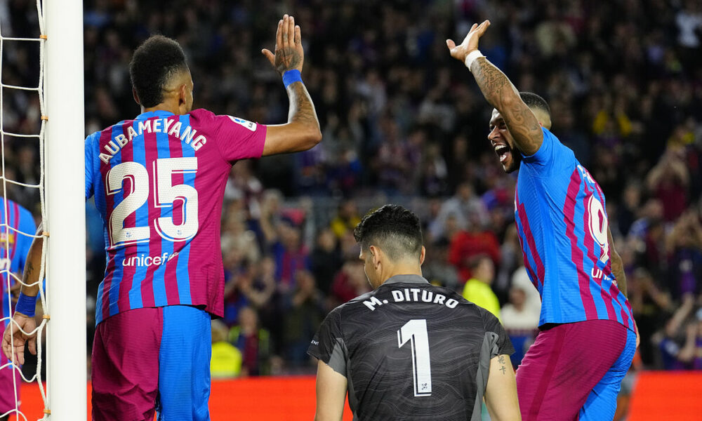 El doblete de Aubameyang ayuda al Barcelona a vencer al Celta