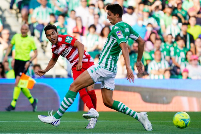 El Real Betis inflige una derrota dañina para el Granada pero no llega a los cuatro primeros