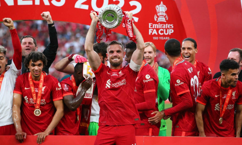 Jordan Henderson reacciona al convertirse en el primer capitán del Liverpool en levantar seis trofeos diferentes