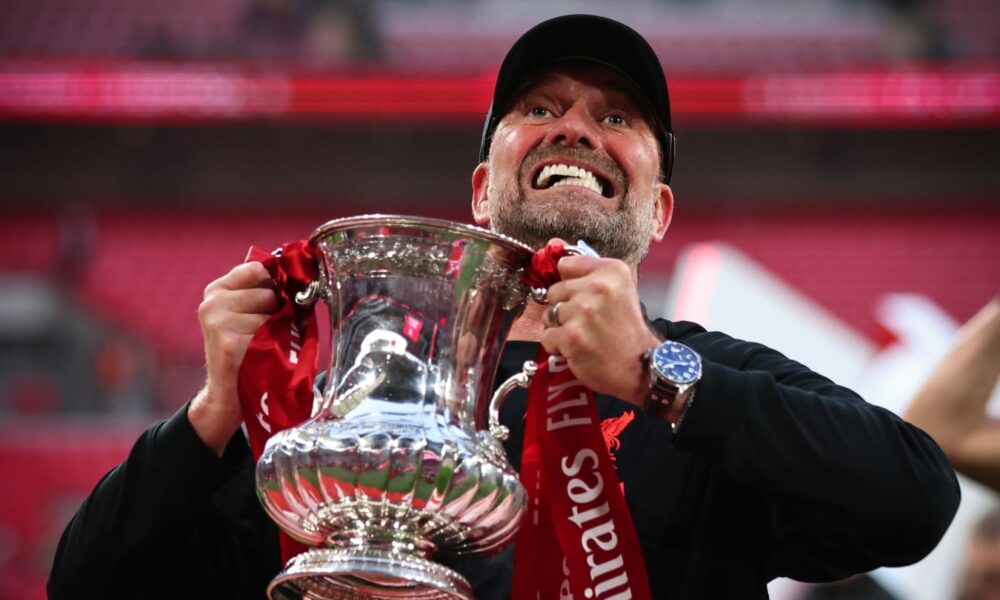 Jurgen Klopp se convierte en el segundo entrenador en la historia del fútbol inglés en completar el juego de trofeos con un equipo
