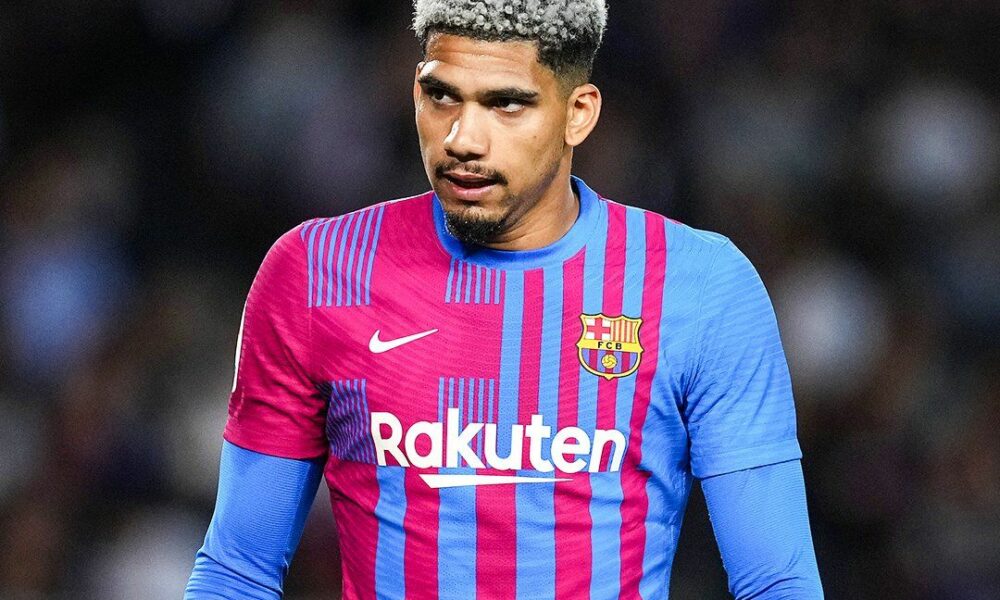 Ronald Araujo envía mensaje a hinchas tras salir del hospital