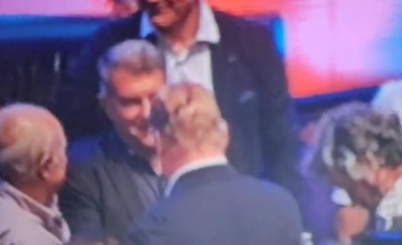 Mira a Laporta y Koeman compartir un incómodo intercambio