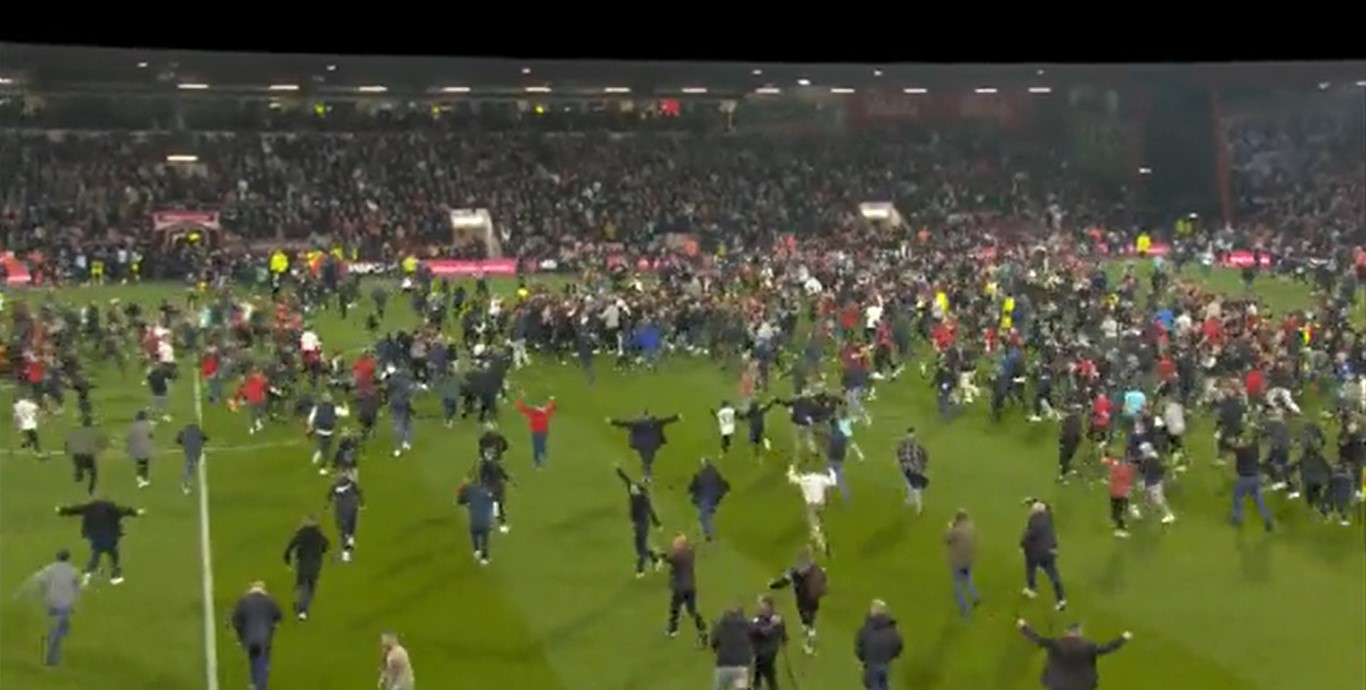 Video: Billy Sharp agredido durante la invasión de la cancha de los play-offs
