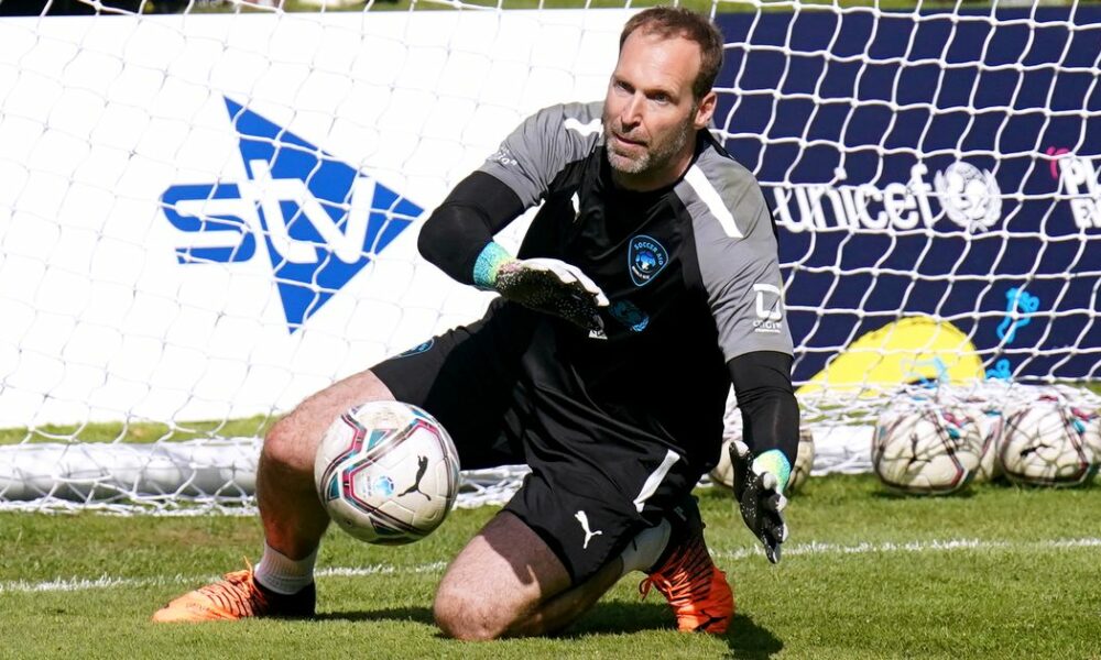 Los fanáticos del Chelsea coinciden en el momento de Petr Cech durante Inglaterra vs World XI en Soccer Aid 2022