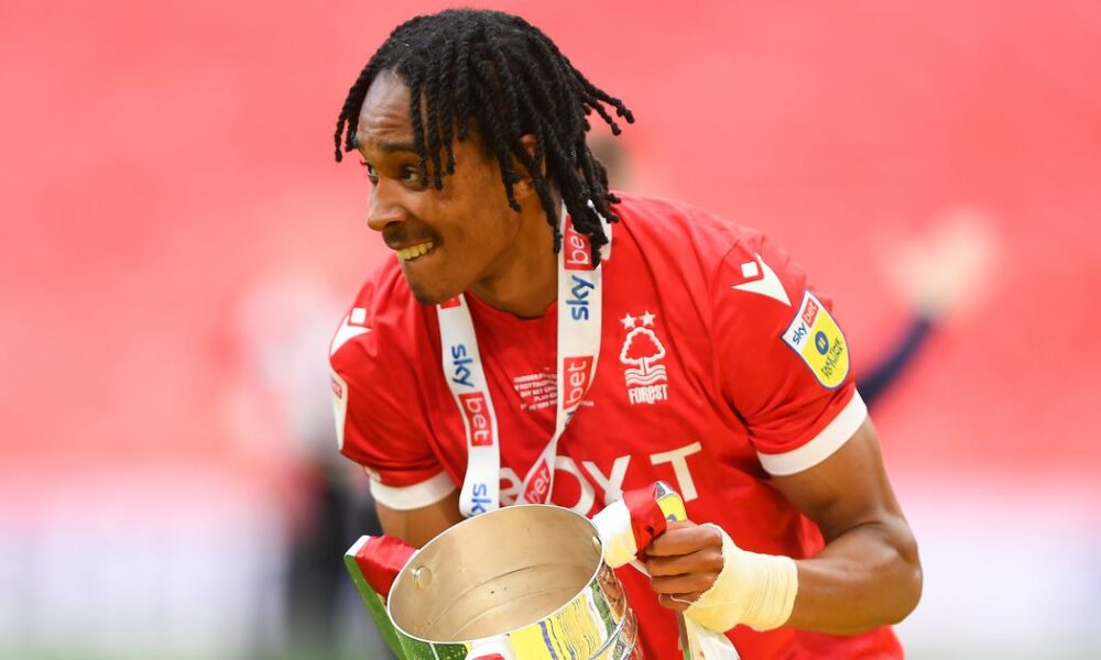 Se esperaba que el Tottenham completara el fichaje del defensor de £ 15 millones por Antonio Conte antes que el Arsenal