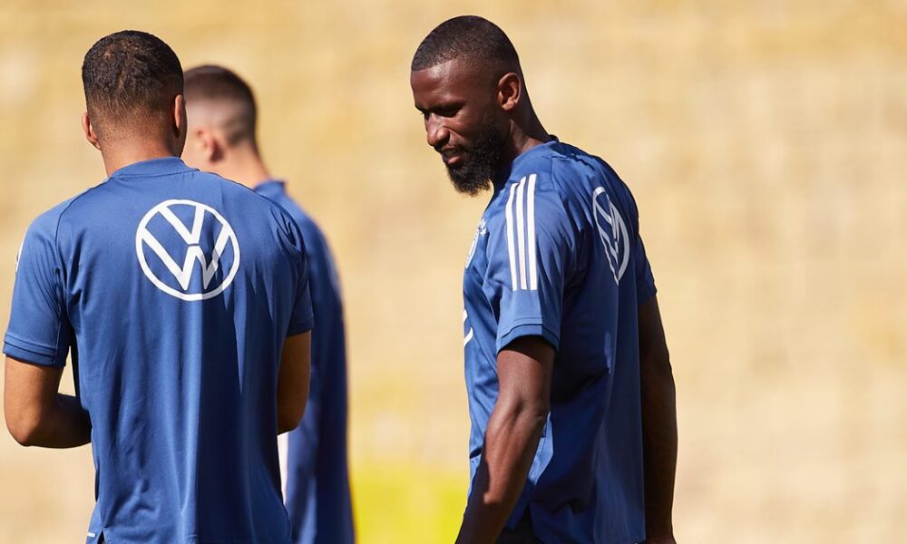 El dúo del Real Madrid envía mensajes a Antonio Rudiger mientras los jugadores del Chelsea dan su opinión sobre la salida de la transferencia