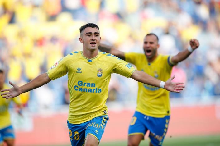 El Real Betis se prepara para desafiar al Barcelona por el fichaje del adolescente de Las Palmas Alberto Moleiro