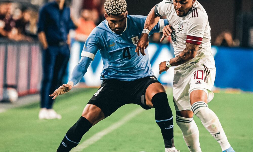 Ronald Araujo sale lesionado del Barcelona en amistoso con Uruguay