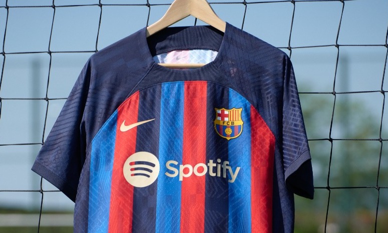 El Barcelona estrena su nueva equipación para la temporada 2022/23