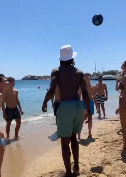 Mira: Eduardo Camavinga del Real Madrid entretiene a los niños con pelota en vacaciones