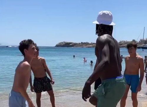 Mira: Eduardo Camavinga recibe un golpe en la cara mientras jugaba al fútbol con niños en Grecia