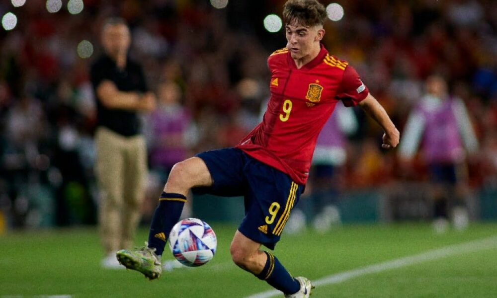 Gavi encandila al Benito Villamarín con actuación llena de talento y personalidad