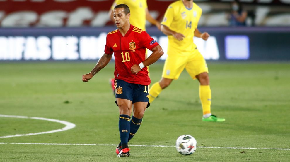 Thiago Alcántara se baja de la Liga de Naciones de La Roja por lesión muscular