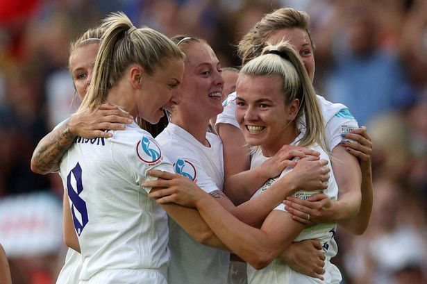 Inglaterra hace historia con el hat-trick de Beth Mead que lleva a las Lionesses a los cuartos de final de la Eurocopa Femenina 2022