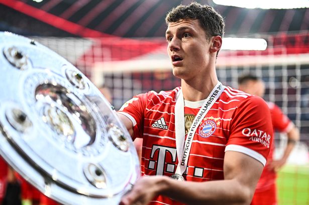 El entrenador del Bayern de Múnich envía un mensaje de transferencia de Chelsea de nueve palabras en medio de los enlaces de Benjamin Pavard