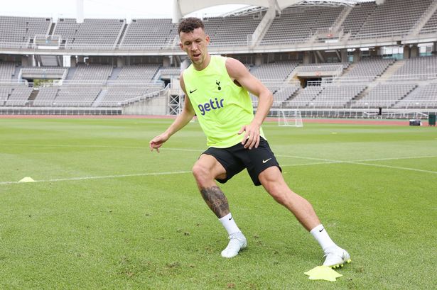 El toque elegante de Ivan Perisic cuando Joe Rodon le da su número de camiseta del Tottenham para la nueva temporada