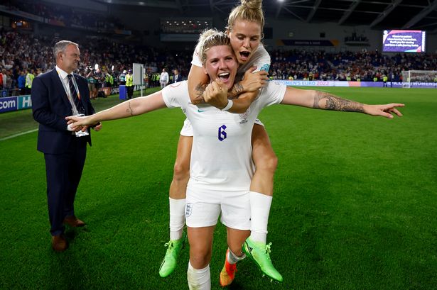 La estrella de Inglaterra Millie Bright rinde homenaje a los fanáticos cuando las Leonas alcanzan las semifinales de la Eurocopa Femenina 2022