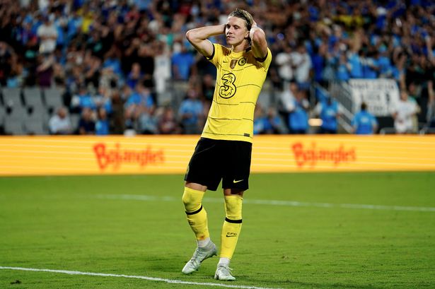 El comentarista se ríe de Conor Gallagher mientras los fanáticos del Chelsea se enfurecen por el ‘peor penalti de la historia’ contra Charlotte