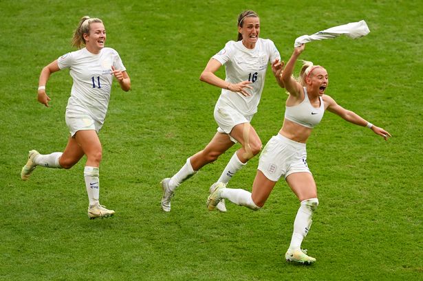 Chloe Kelly anota el gol de la victoria cuando Inglaterra venció a Alemania 2-1 para ganar la final de la Eurocopa Femenina 2022
