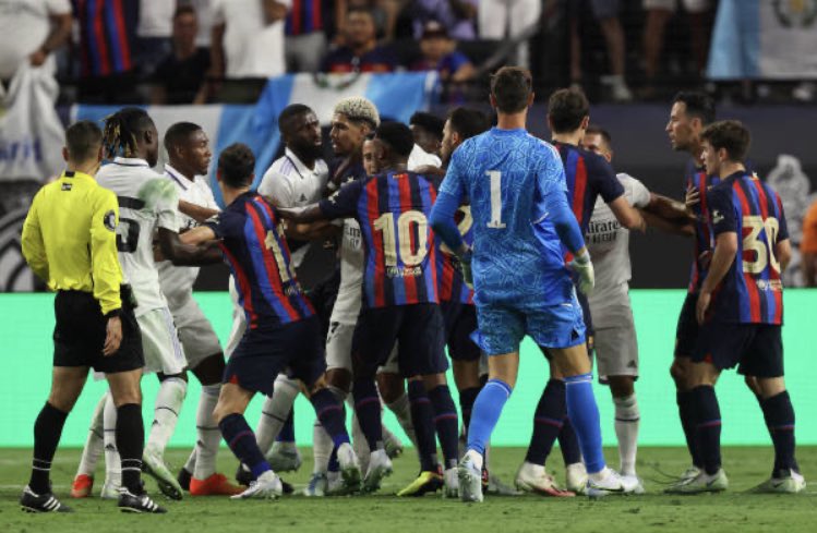 Vídeo: Los ánimos se encienden entre Barcelona y Real Madrid incluso en un amistoso