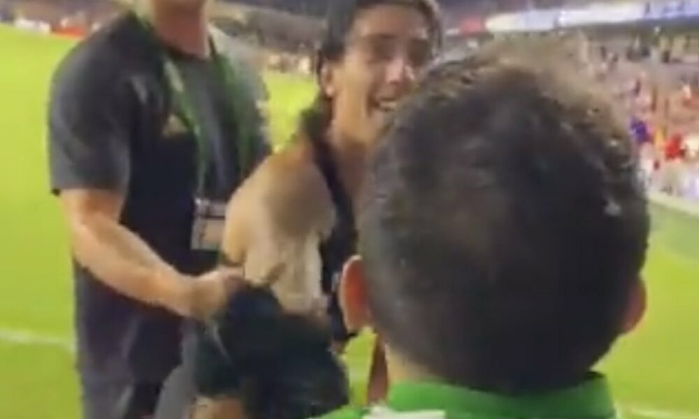 Héctor Bellerín regala la camiseta del Arsenal a un aficionado del Real Betis que vio durante un amistoso