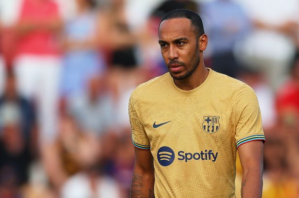 Xavi desaira a Pierre-Emerick Aubameyang mientras el Barcelona se acerca al Chelsea