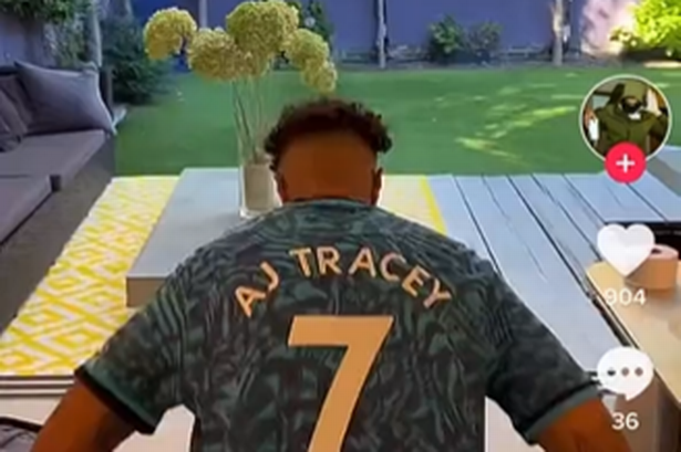 AJ Tracey se burla del tercer kit de Tottenham en TikTok con una revelación completa el jueves