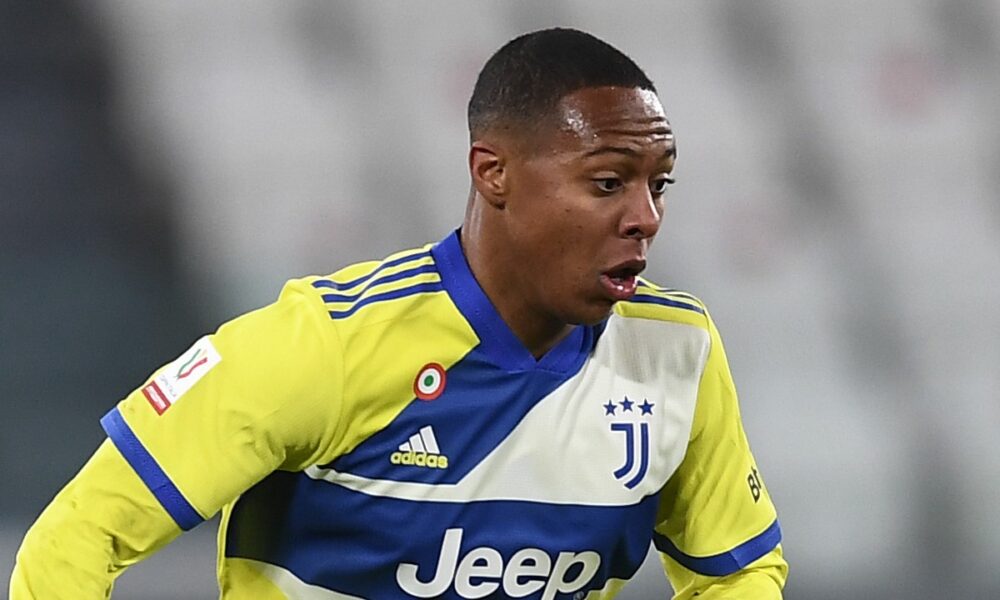 Lesión Ake, larga parada para el extremo: nota de prensa de la Juve