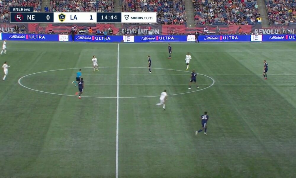 Riqui Puig asiste a Chicharito durante la victoria 2-1 de LA Galaxy en New England Revolution