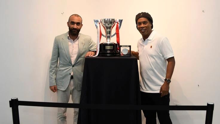 Ronaldinho asiste a la fiesta en el estadio del Almería con David Bisbal y Guti