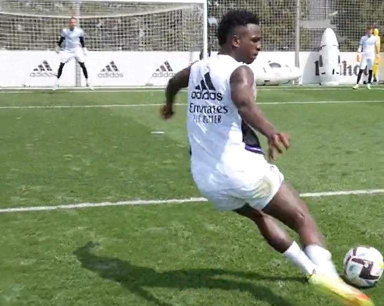 Vinicius Junior luce un notable tiro sin mirar en el entrenamiento del Real Madrid