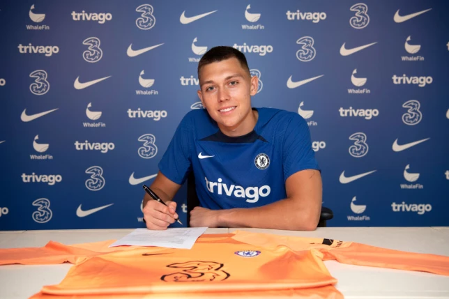 Slonina envía el primer mensaje después de completar la mudanza al Chelsea