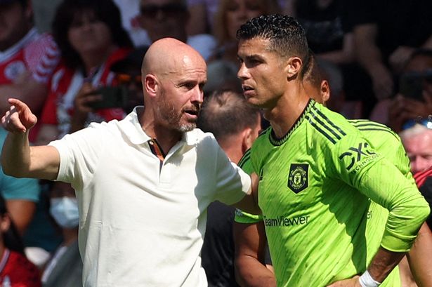 Erik ten Hag le da instrucciones a Cristiano Ronaldo antes del Manchester United vs Arsenal