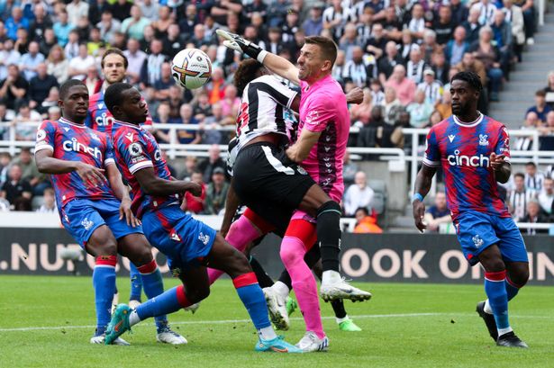 Eddie Howe y Patrick Vieira discrepan sobre el gol anulado al Newcastle en el sorteo del Crystal Palace