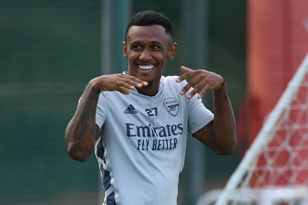 La estrella del Arsenal deja caer una pista de noticias del equipo y envía un mensaje extraño al Liverpool antes del choque de Man Utd