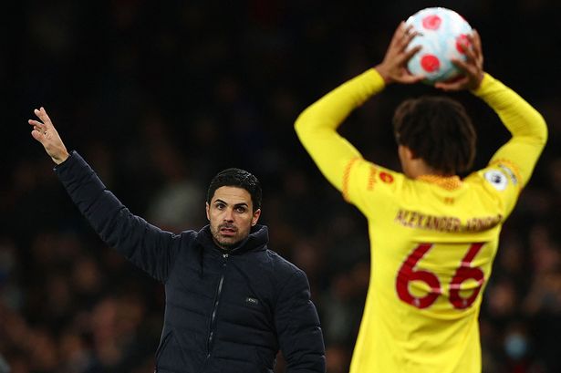 El Arsenal recibe una advertencia de transferencia de Trent Alexander-Arnold en medio del plan lateral derecho de Mikel Arteta